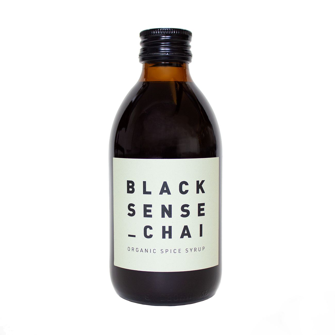 Braune Glasflasche mit schwarzem Schraubverschluss. Etikett mit "BLACK SENSE - CHAI" und "ORGANIC SPICE SYRUP".