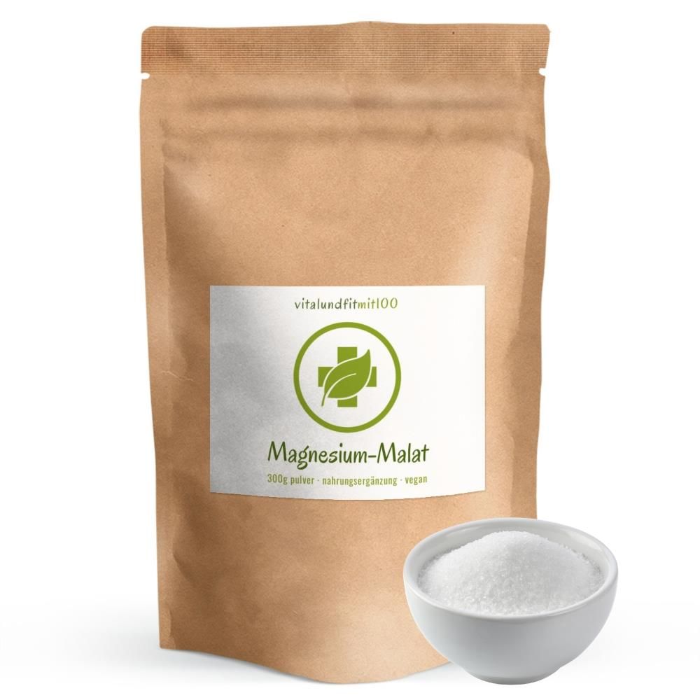 Beutel mit weißem Etikett. Aufschrift: vitalundfitmit100, Logo, Magnesium-Malat, 300g Pulver, vegan. Daneben eine Schale mit weißem Pulver.