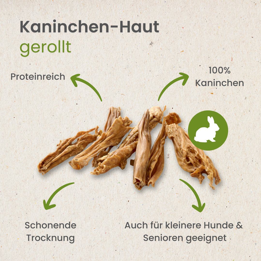 Ein Hund kaut auf getrockneter Kaninchenhaut in einer Waldumgebung.