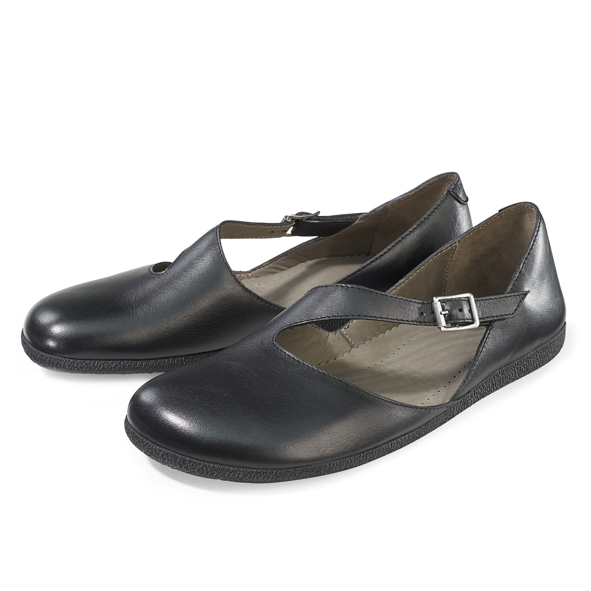 Schwarze Ballerinas mit Riemen und Schnalle. Breiter Schnitt. Lederoptik. Zwei Schuhe nebeneinander.