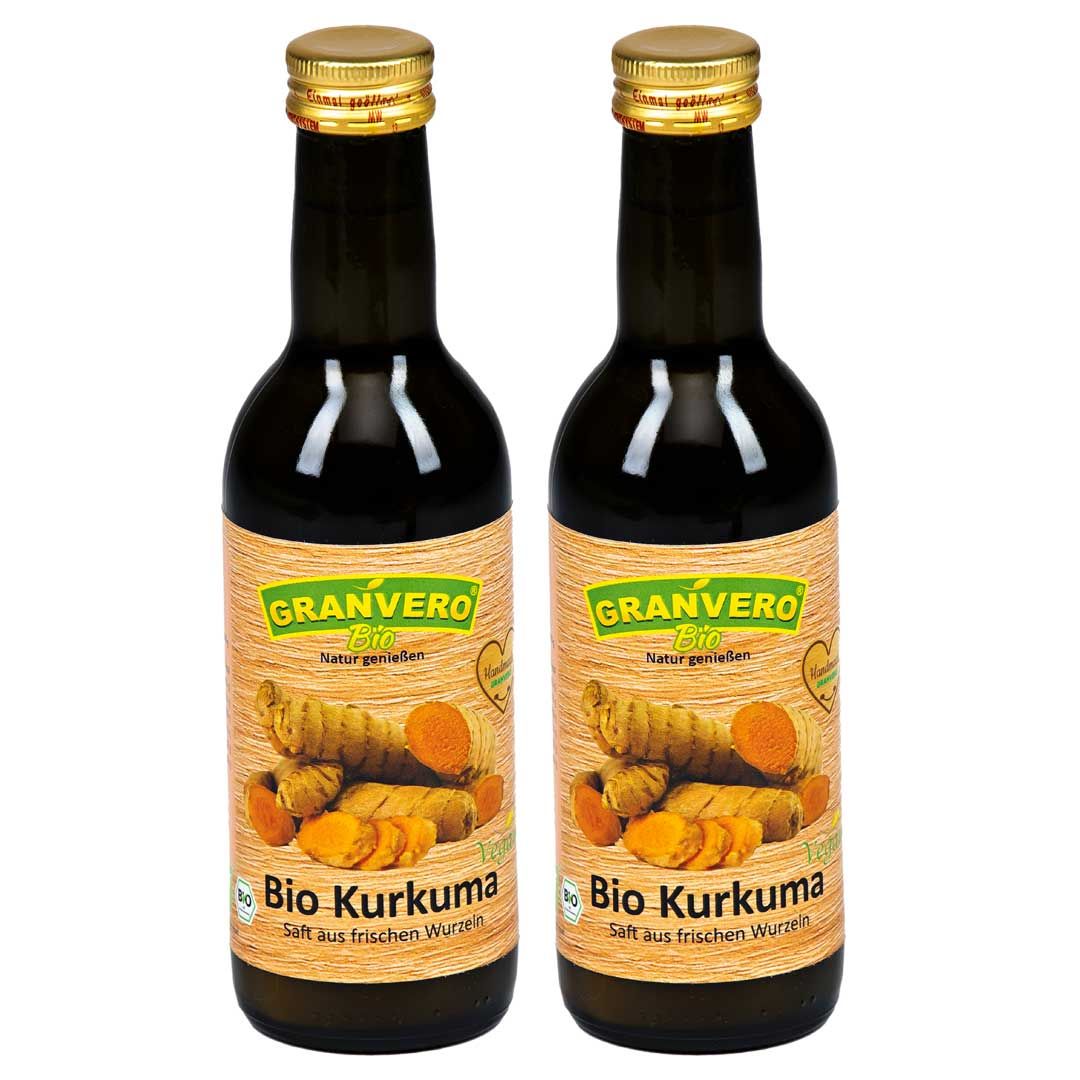 Zwei Flaschen Granvero Bio Kurkuma Saft. Etikett mit Produktname und Kurkuma-Abbildung. Goldfarbener Verschluss.