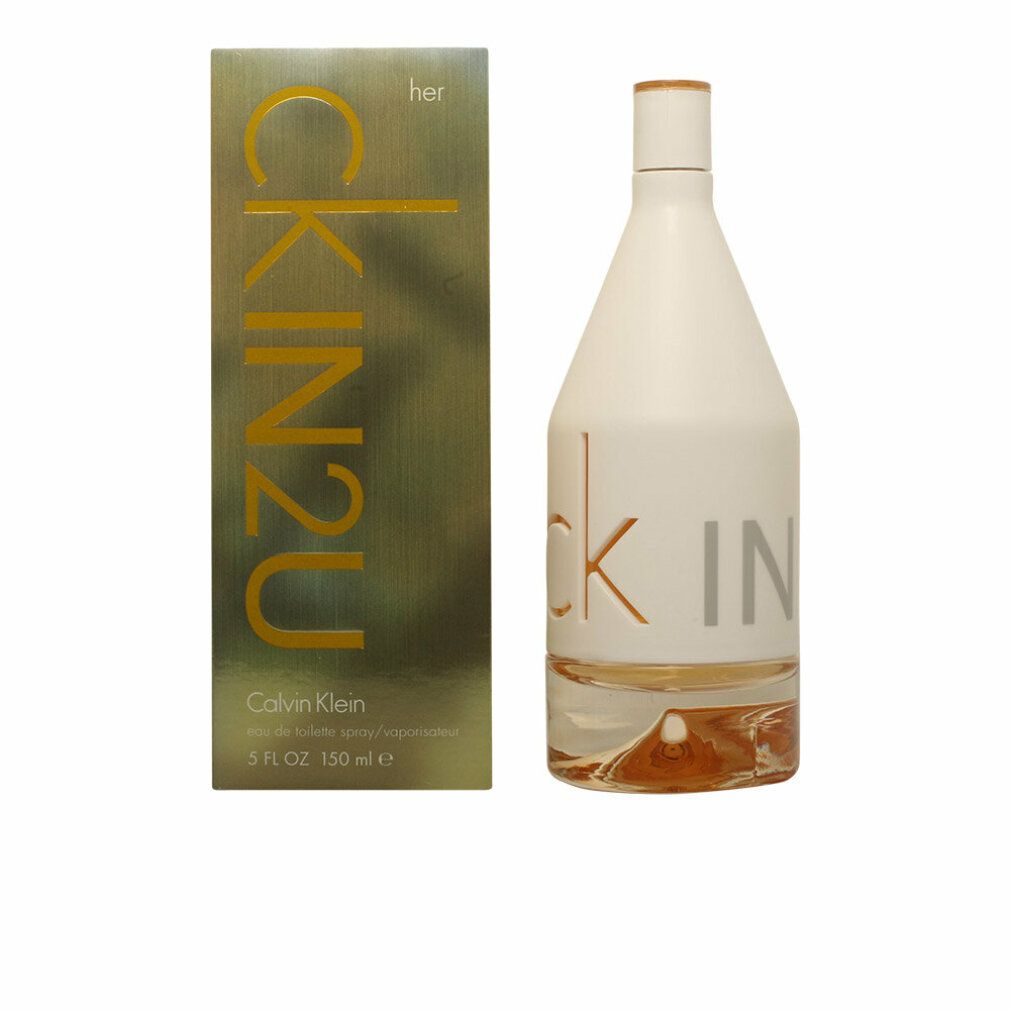 Parfümflasche mit goldenen 'CK IN2U'-Buchstaben und klarem Bodenteil.