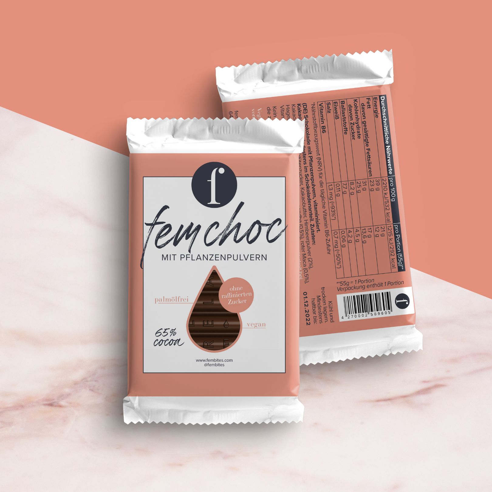 Zwei verpackte Schokoriegel. Logo und Schriftzug 'fembites femchoc'. Text: 65% Kakao, ohne raffinierten Zucker, vegan.