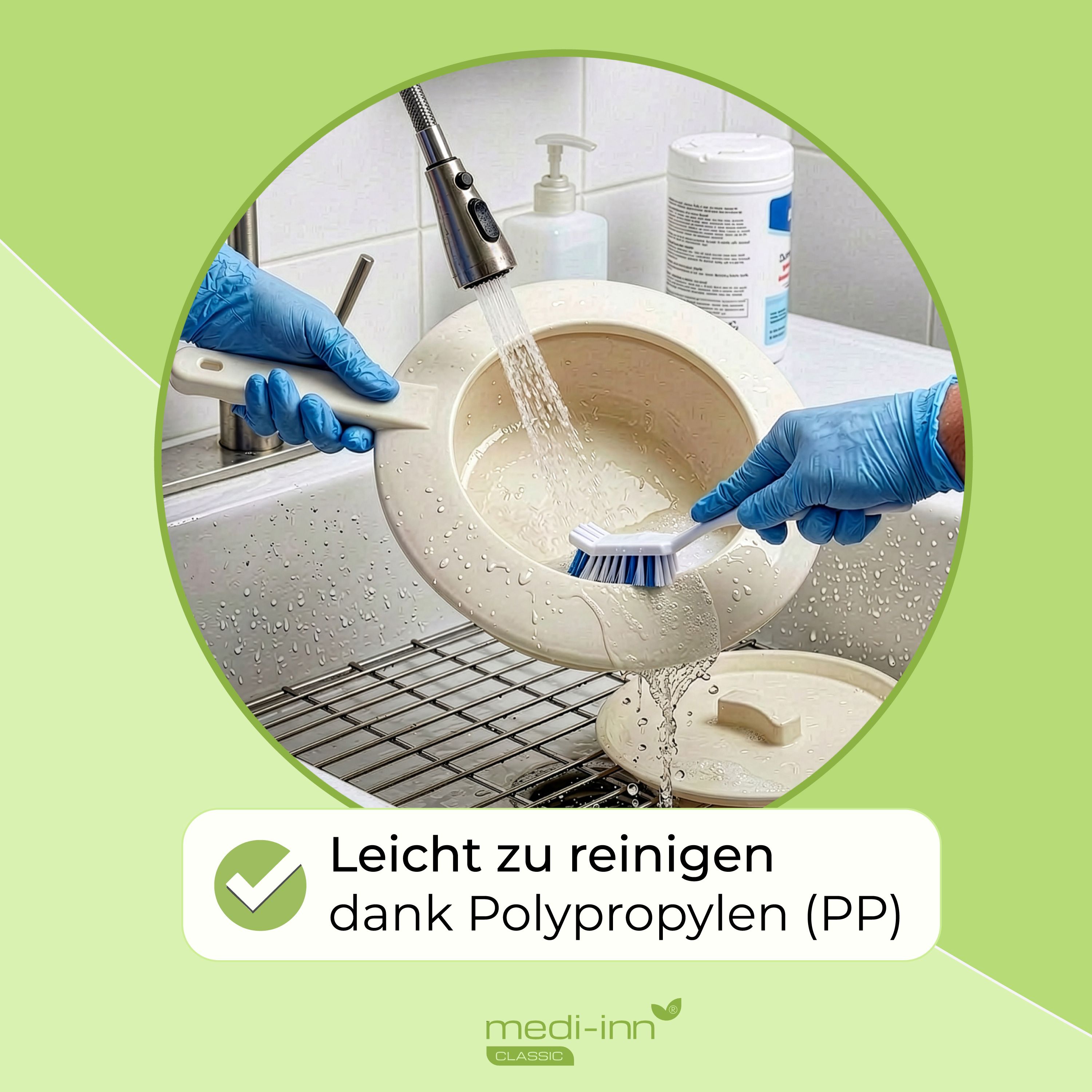 Bettpfanne wird gereinigt. Text: Leicht zu reinigen dank Polypropylen (PP).