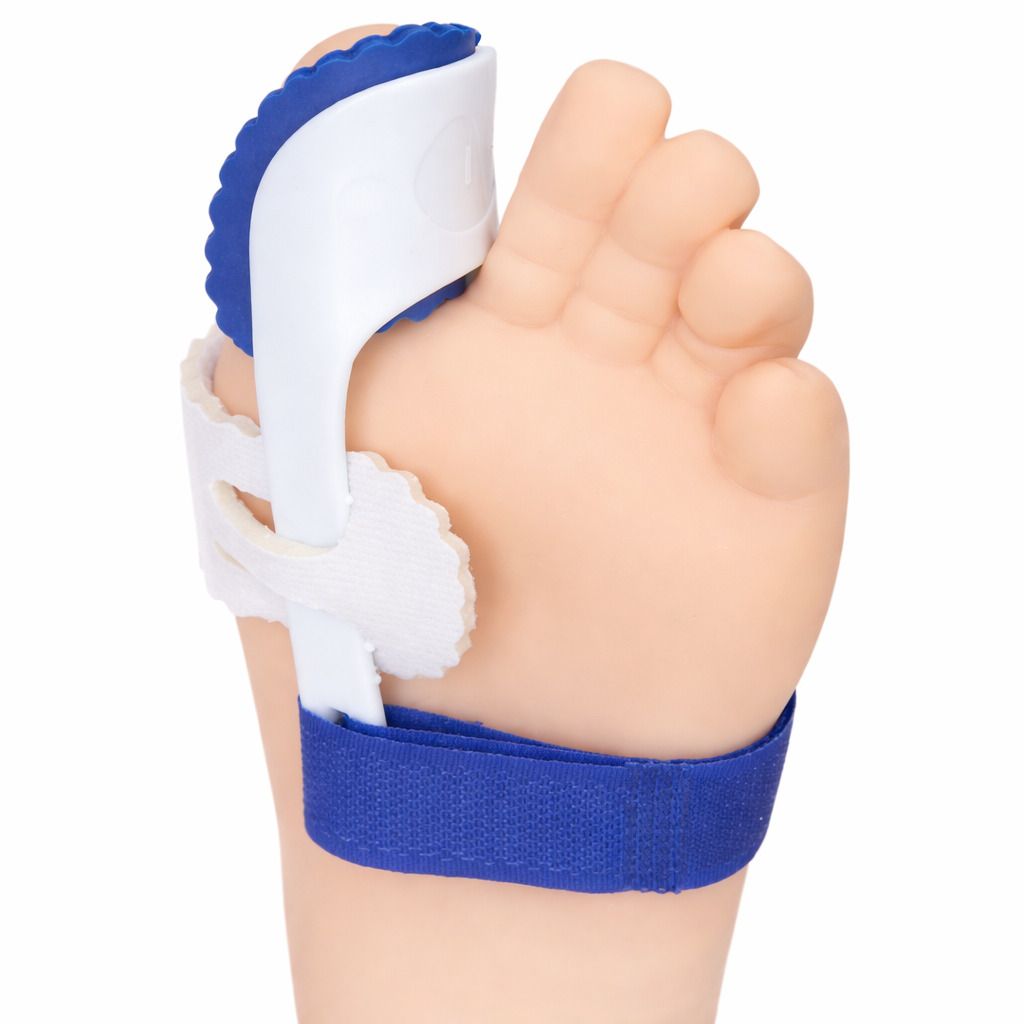 Fuß mit Hallux-Nachtbandage. Weiß-blaue Schiene mit Klettverschlüssen. Detailansicht. Blauer Riemen um den Knöchel.