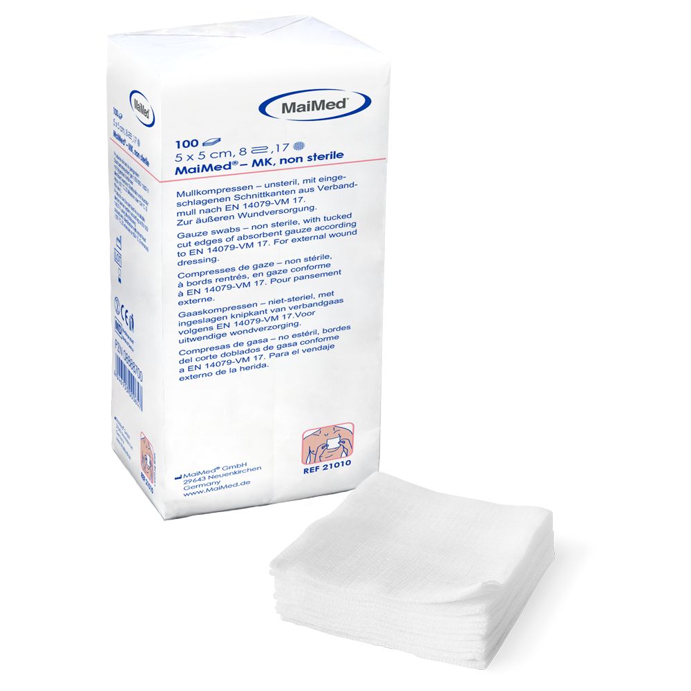 Weiße Mullkompressen neben einer Verpackung. Verpackung mit Aufdruck: MaiMed, 5 x 5 cm, non sterile.
