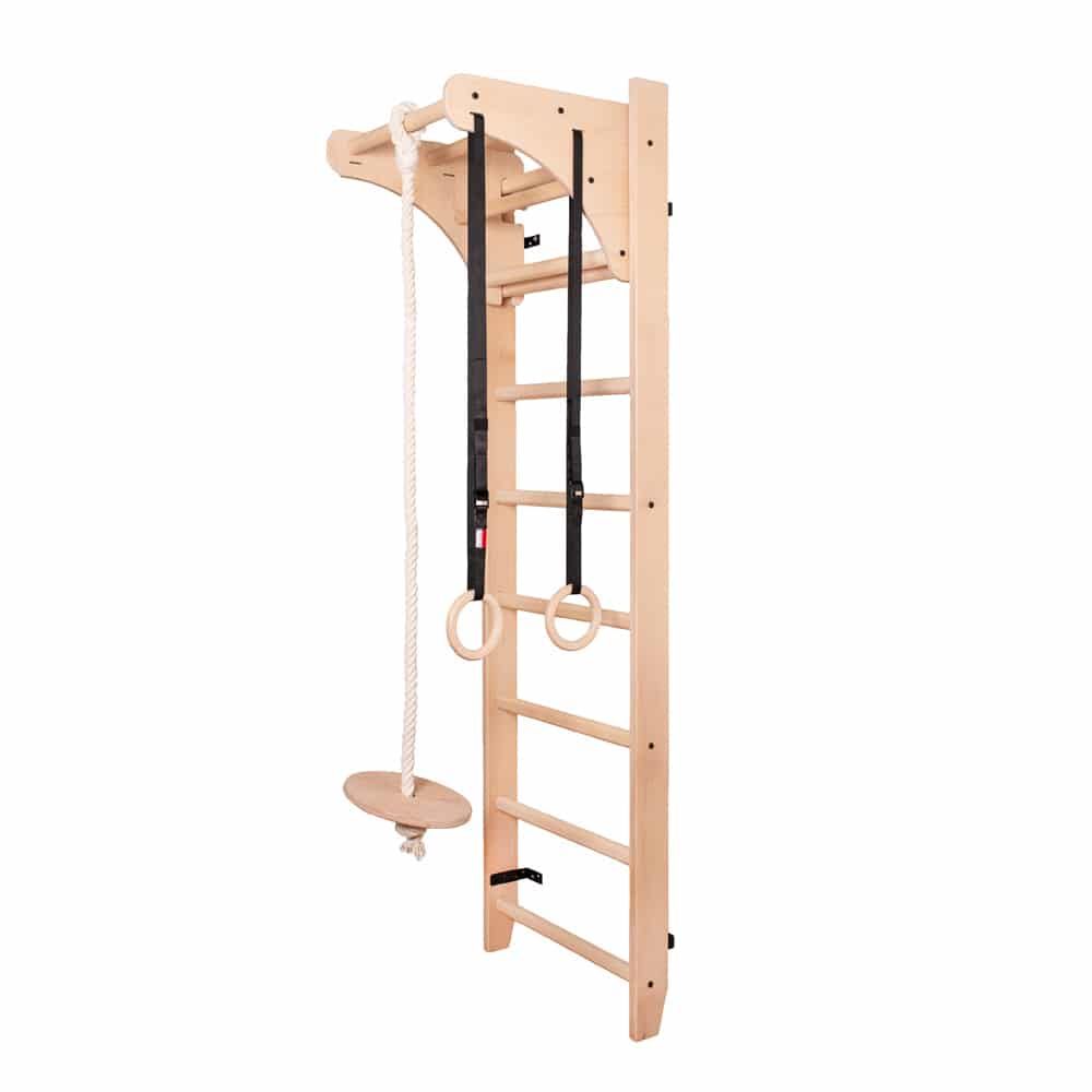 Sprossenwand aus hellem Holz mit Strickleiter, Turnringen und einer Holzplatte. An der Wand befestigt.