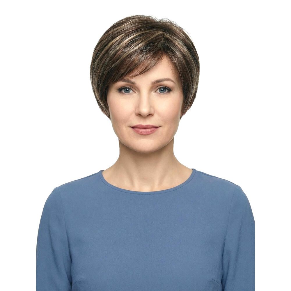 Kurzhaarperücke mit braunen und blonden Strähnen. Frontale Ansicht einer Frau mit blauem Oberteil.