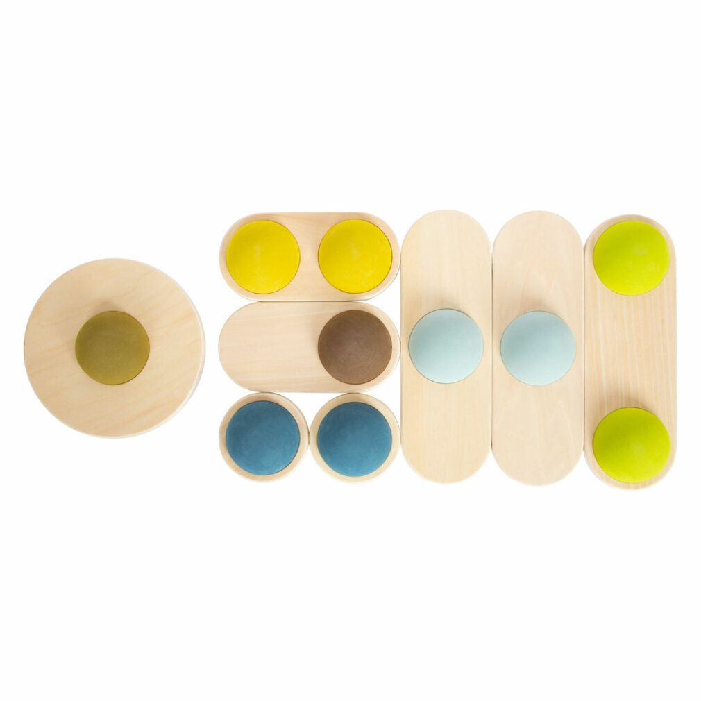 Balanceboards mit Holzplatten und farbigen Halbkugeln. Verschiedene Formen und Farben, von oben.