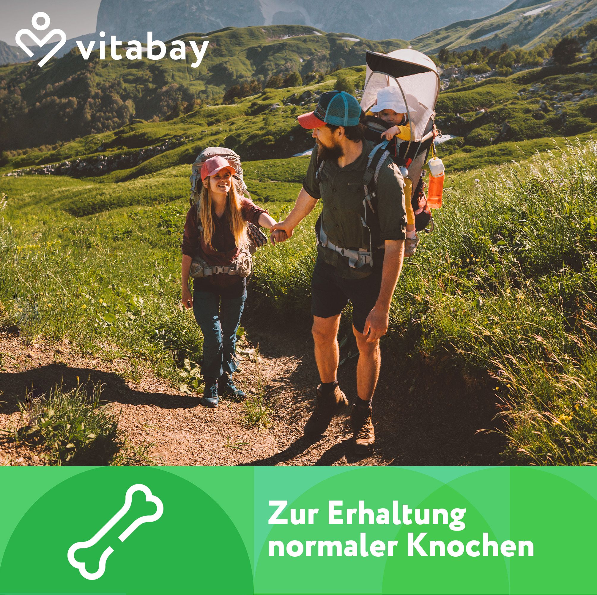 Eltern mit Kind im Tragerucksack wandern. Text: Zur Erhaltung normaler Knochen.