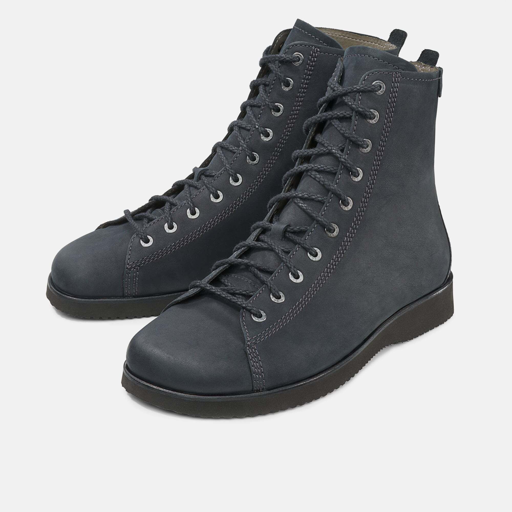 Dunkelblaue Stiefeletten mit Schnürung und flacher Sohle. Seitliche Schnürung, Ösen und Schnürsenkel.