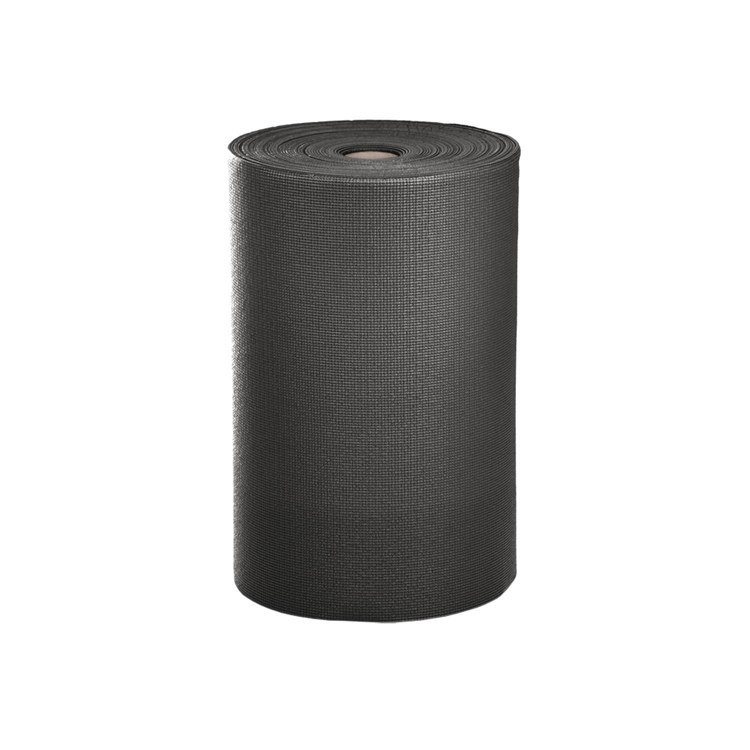 Gerollte Yogamatte, anthrazitfarben. PVC-Material mit strukturierter Oberfläche. Zylindrische Form, aufrecht stehend.