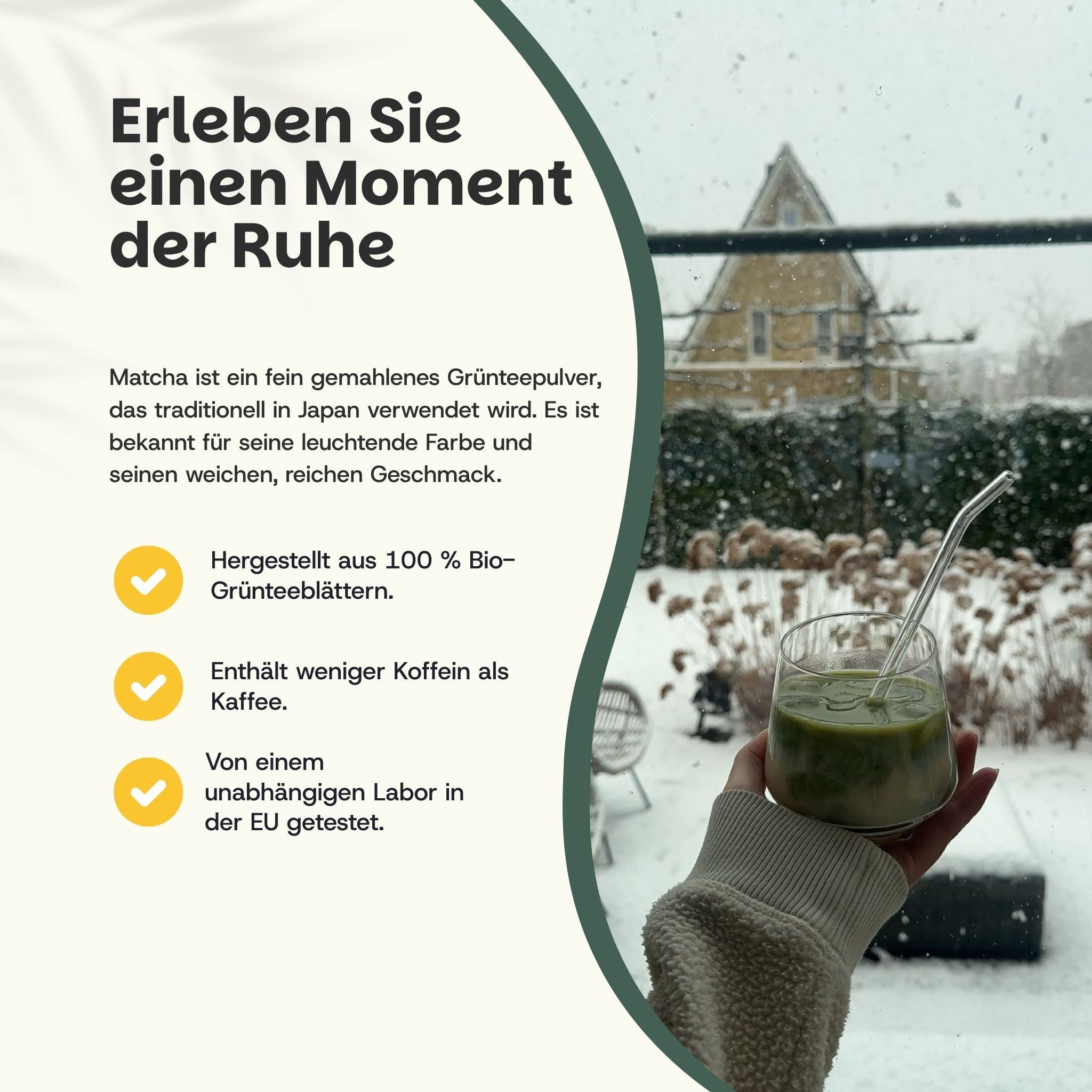 Glas mit grünem Matcha-Getränk vor verschneiter Landschaft. Text: Erleben Sie einen Moment der Ruhe.