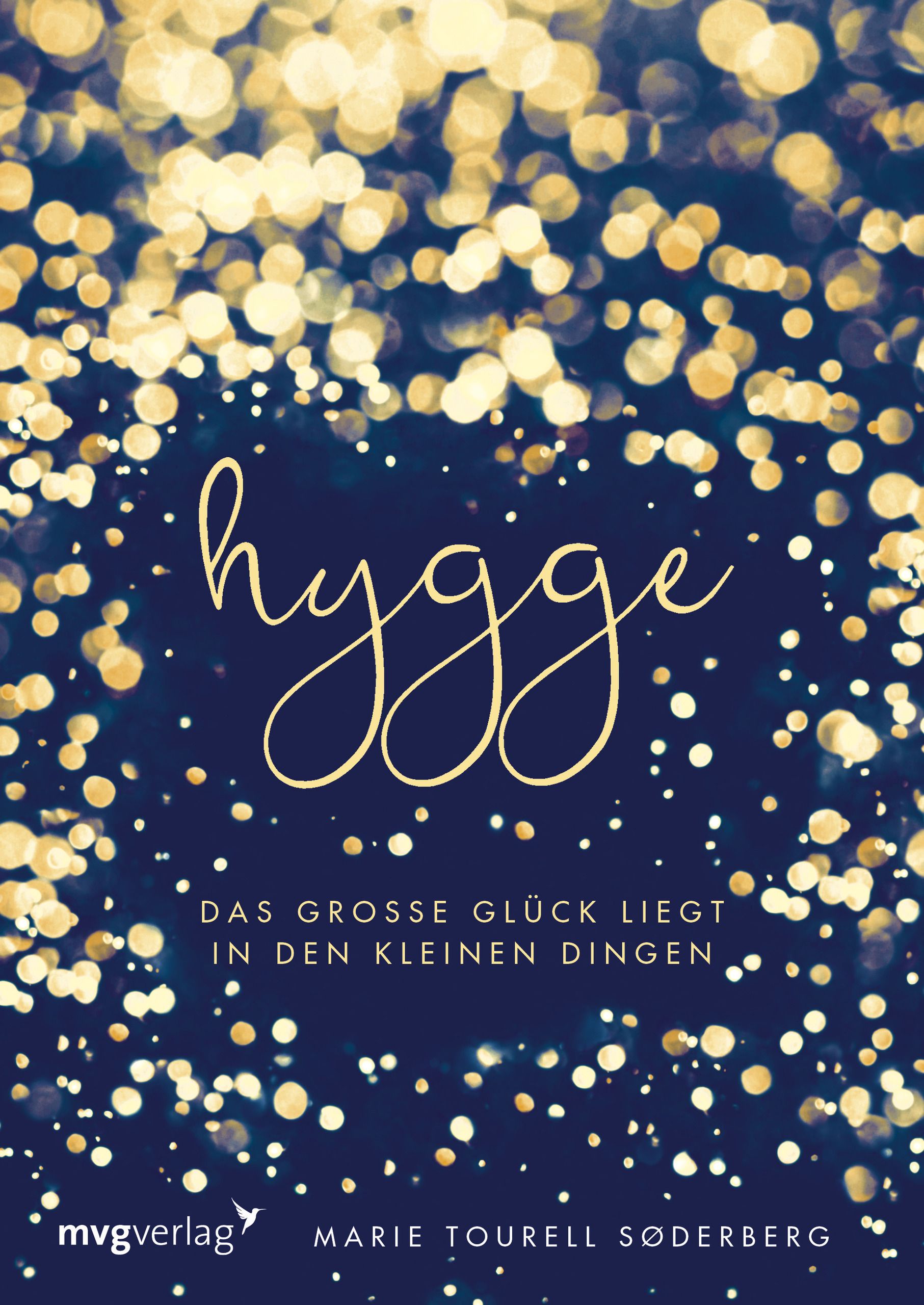 Buchcover mit dem Wort "hygge" in goldener Schrift. Titel: Das grosse Glück liegt in den kleinen Dingen. Autor: Marie Tourell Søderberg.