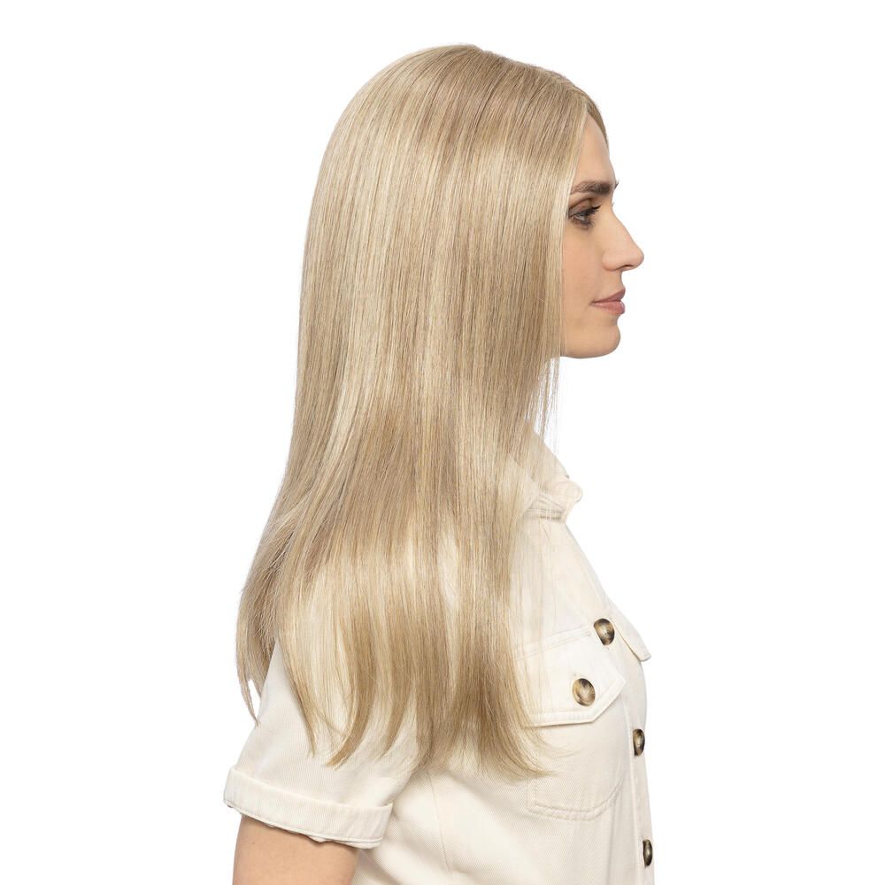 Haarteil Rose von trendhair. Blondes, langes Haar. Seitenansicht einer Frau mit dem Haarteil. Sie trägt ein helles Hemd.