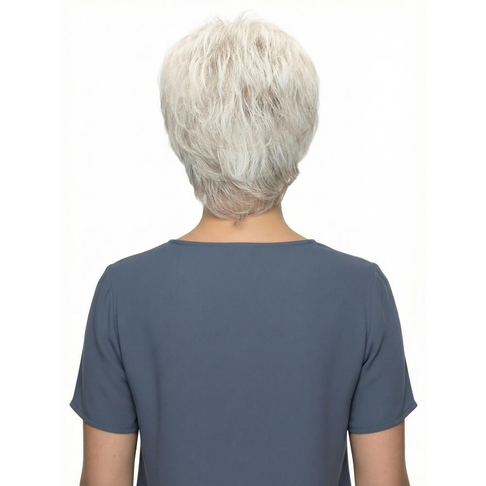 Kurzhaarperücke in Grau. Rückansicht. Kurzer, gestufter Schnitt. Hellgraue Farbe. Auf hellem Hintergrund.