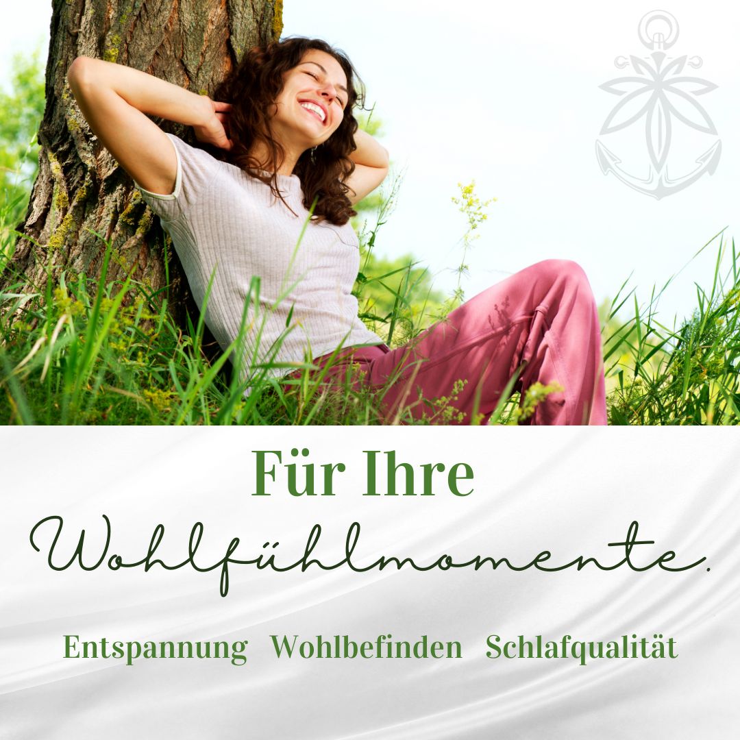 Frau lehnt an Baum, lächelt. Text: Für Ihre Wohlfühlmomente. Entspannung, Wohlbefinden, Schlafqualität.