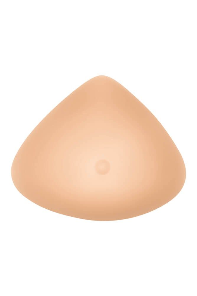 Brustprothese in voller Brustform. Hautfarbenes, dreieckiges Silikon. Eine kleine Vertiefung in der Mitte.
