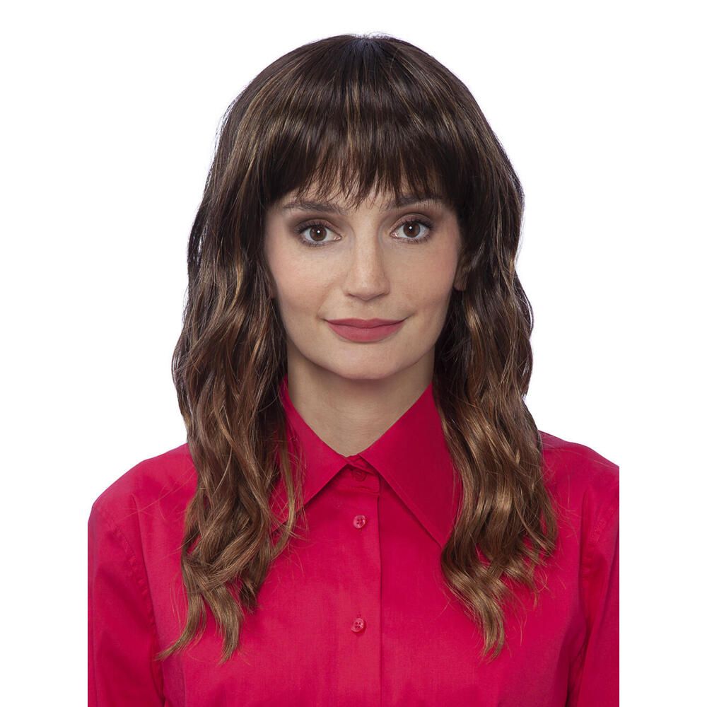 Perücke Kiky von trendhair. Braun mit Pony und gewelltem Haar. Frau trägt rotes Hemd. Frontansicht.