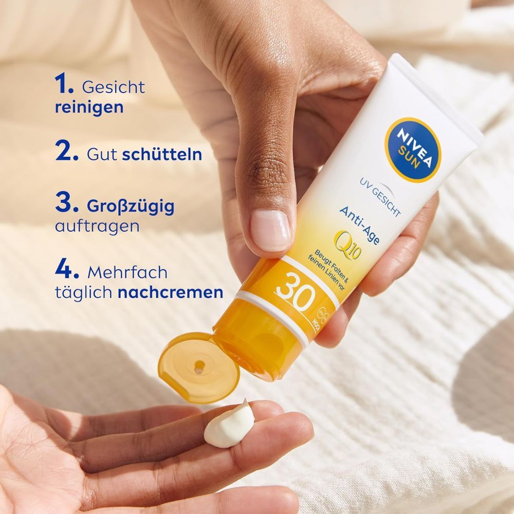 Hand hält Tube. Produkt wird auf Hand aufgetragen. Aufschrift: NIVEA SUN, UV, Anti-Age, LSF 30.