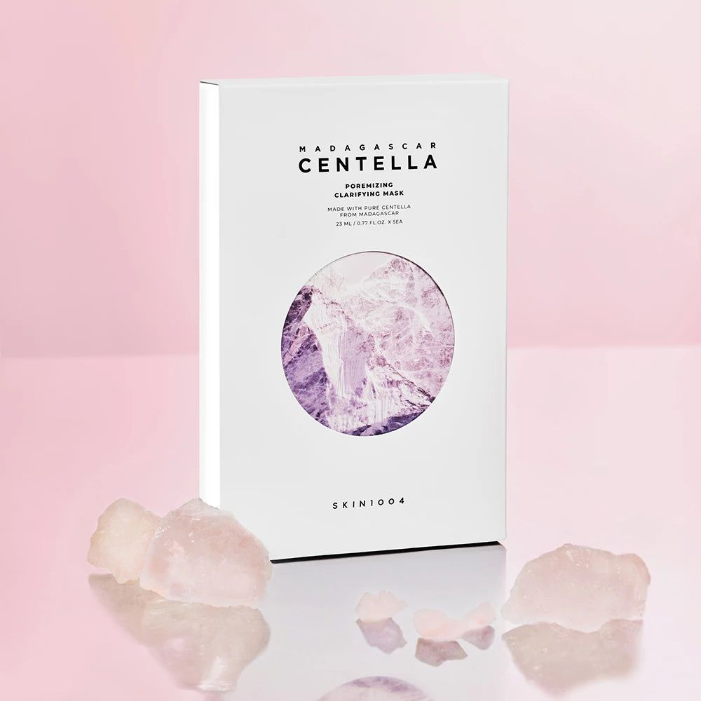 Weiße Verpackung für eine Centella-Gesichtsmaske mit runder Abbildung und Text.