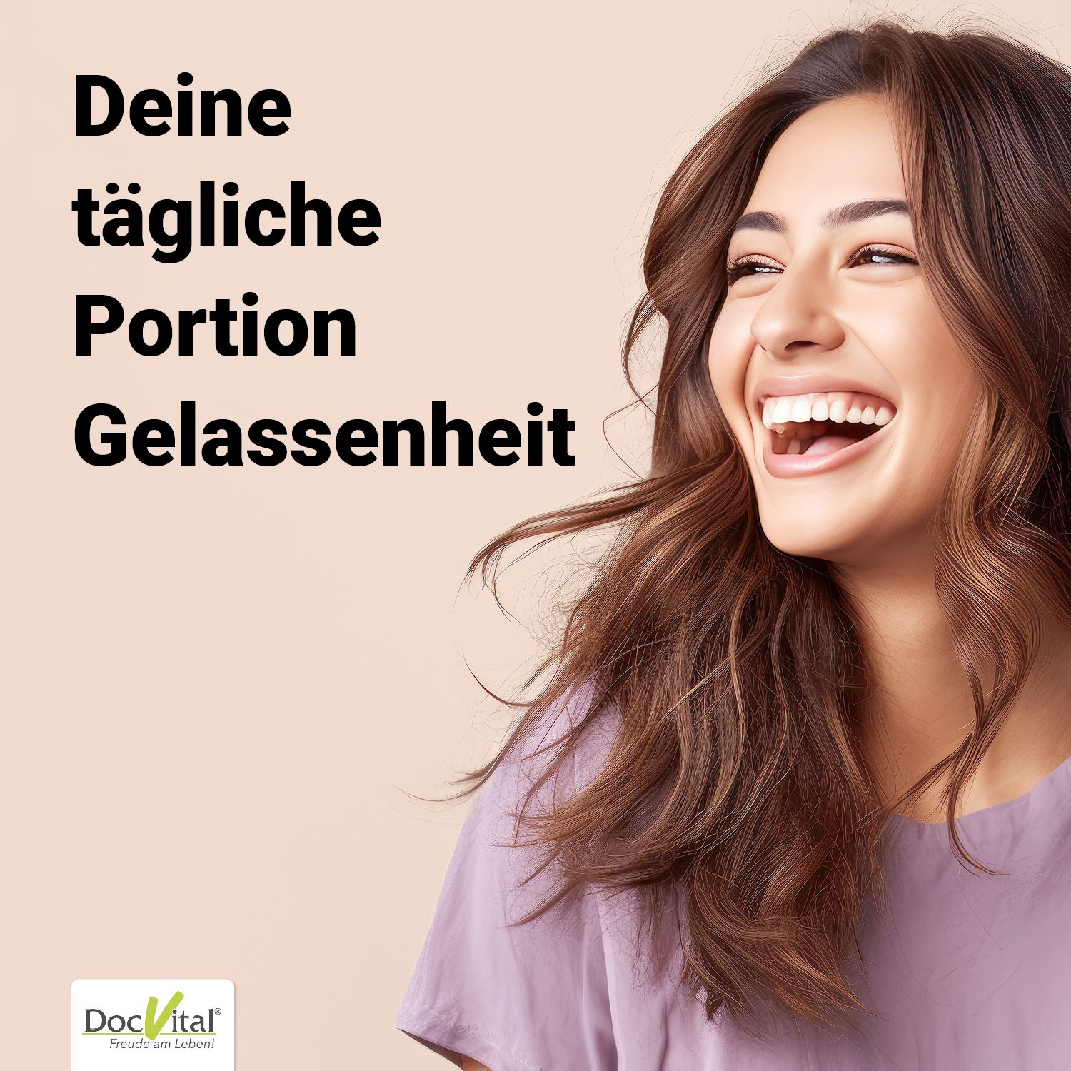 Lächelnde Frau mit langen, braunen Haaren. Text: Deine tägliche Portion Gelassenheit. Logo: DocVital.