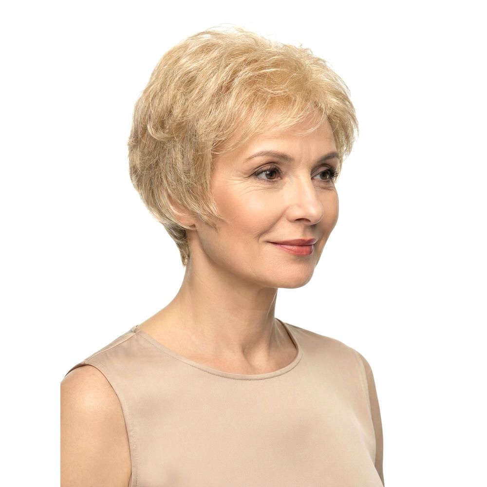 Blonde Perücke, kurze Frisur. Frau mit beigem Oberteil, Blick nach rechts.