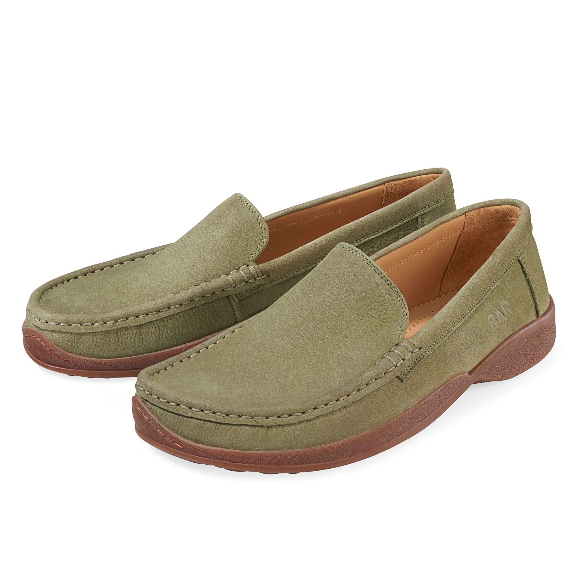 Zwei grüne Herren-Slipper. Obermaterial aus Leder, braune Sohle. Sichtbare Nähte. BÄR-Logo an der Seite.