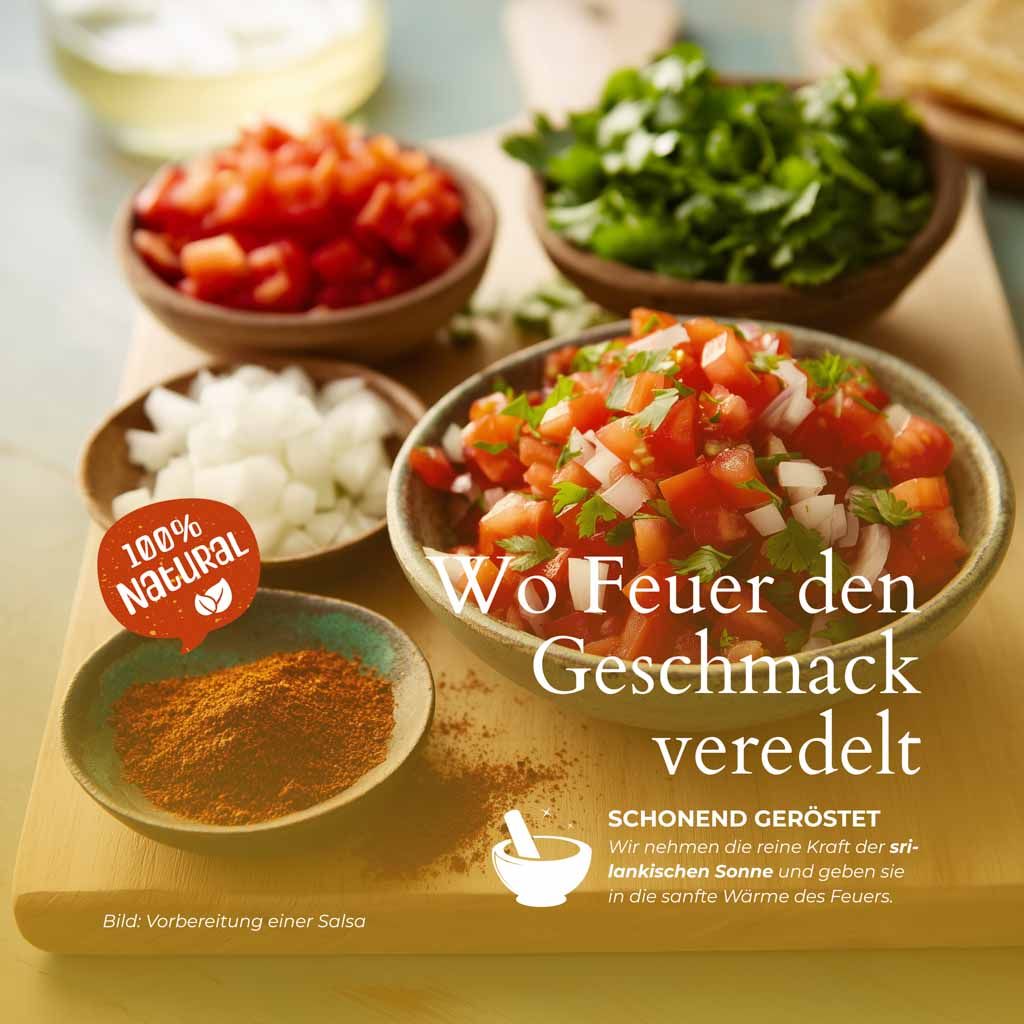 Verschiedene Zutaten in Schalen: gehackte Tomaten, Zwiebeln, Koriander, Chili-Pulver. Text: Wo Feuer den Geschmack veredelt. Logo: 100% Natural. Bild: Zubereitung einer Salsa.