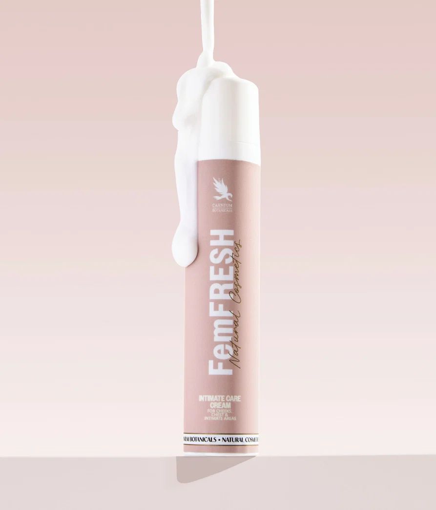 FemFRESH Intimate Care Cream Flasche mit Schaum. Rosa Flasche mit weißem Spender.