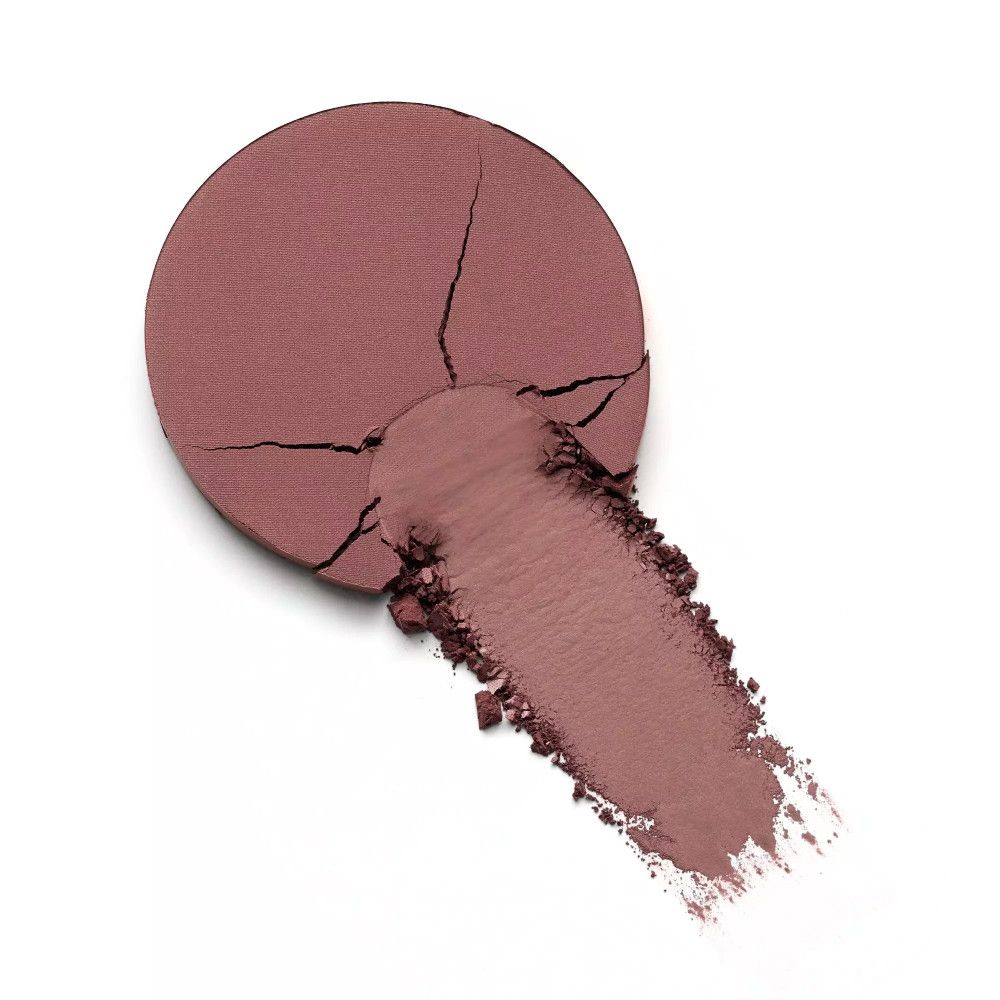 Runder Bronzer-Puder mit Bruchstellen und einem Pinselstrich. Farbe: Braun. Auf weißem Hintergrund.