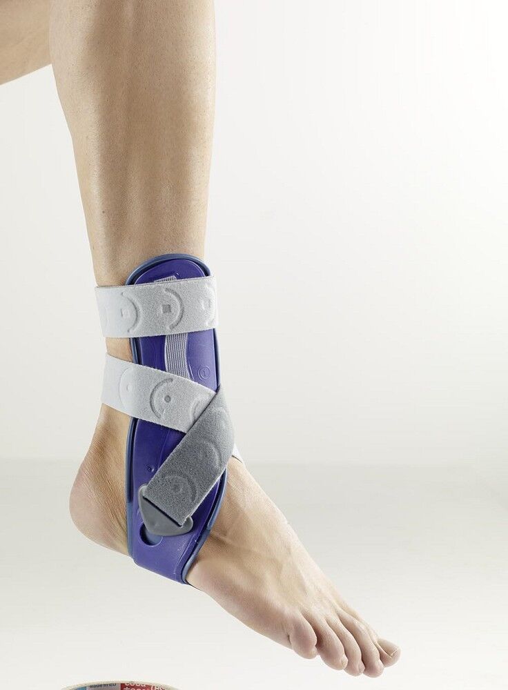 Blau-graue Sprunggelenkorthese am Fuß. Mit Klettverschlüssen und stabilisierenden Elementen.