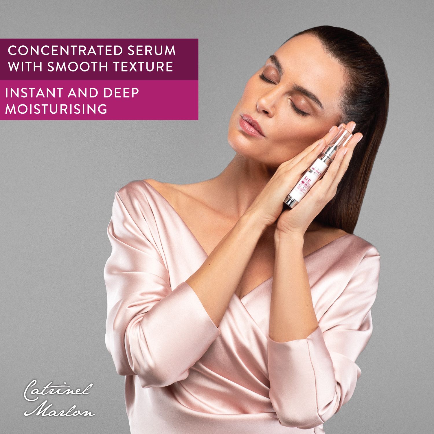 Frau hält eine Flasche Gerovital Siero Concentrato. Sie berührt ihre Haut mit der Spitze. Grauer Hintergrund.