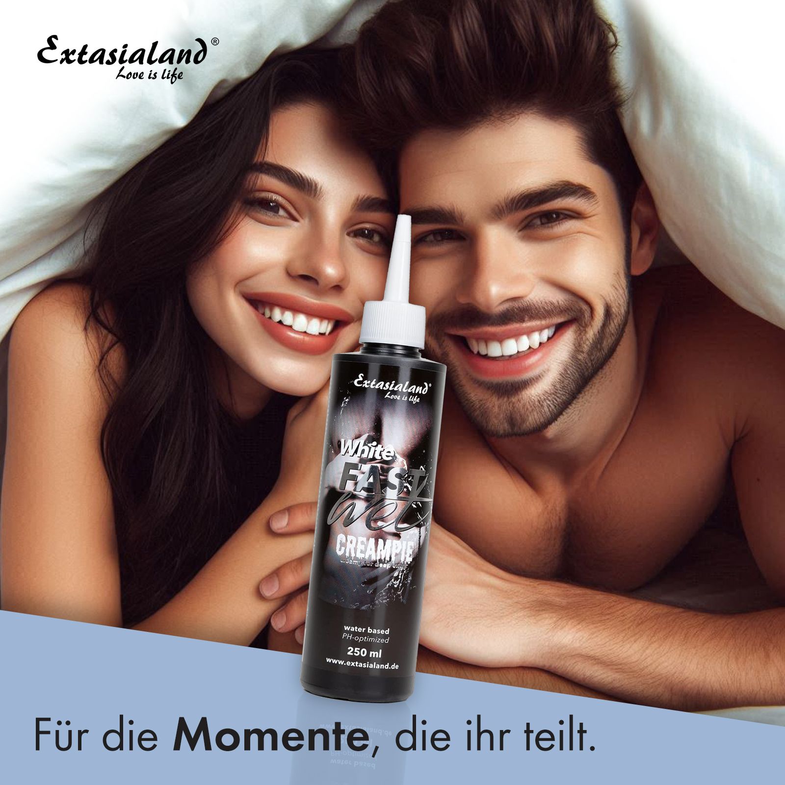 Paar im Bett, Flasche Fastwet Creampie. Schwarze Flasche mit weißem Deckel. Text: White Fast Wet Creampie. 250 ml.