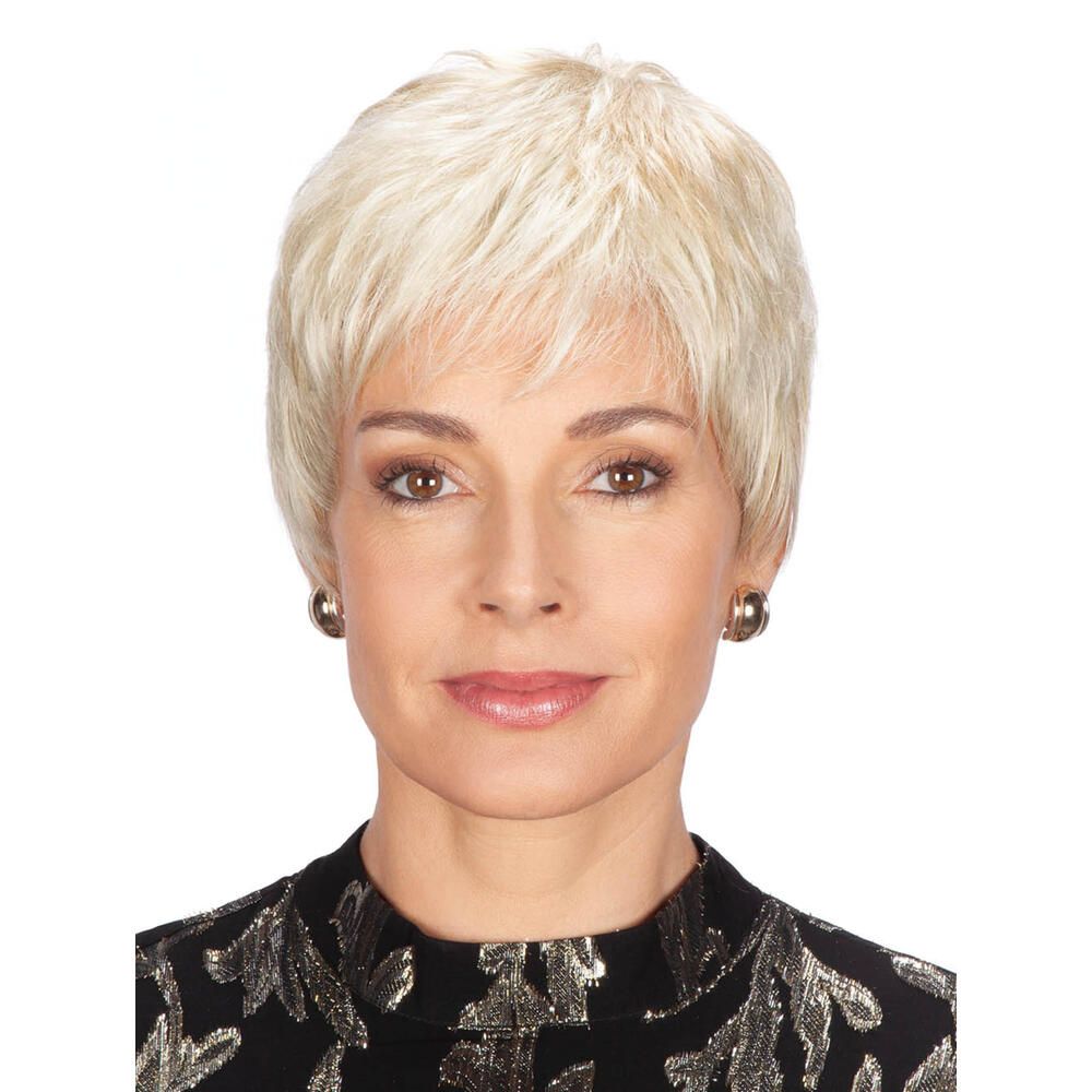 Kurzhaarperücke, blond, Frontalansicht einer Frau. Schwarzes Oberteil mit goldenem Muster. Ohrringe.