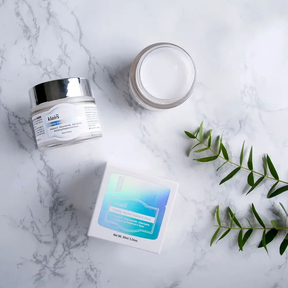 Cremebehälter mit silbernem Deckel. Aufschrift: klairs, Freshly Juiced Vitamin E Mask. 90ml.