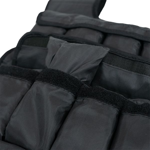 Nahaufnahme der Taschen einer Gewichtsweste. Schwarzes Material mit Klettverschluss.