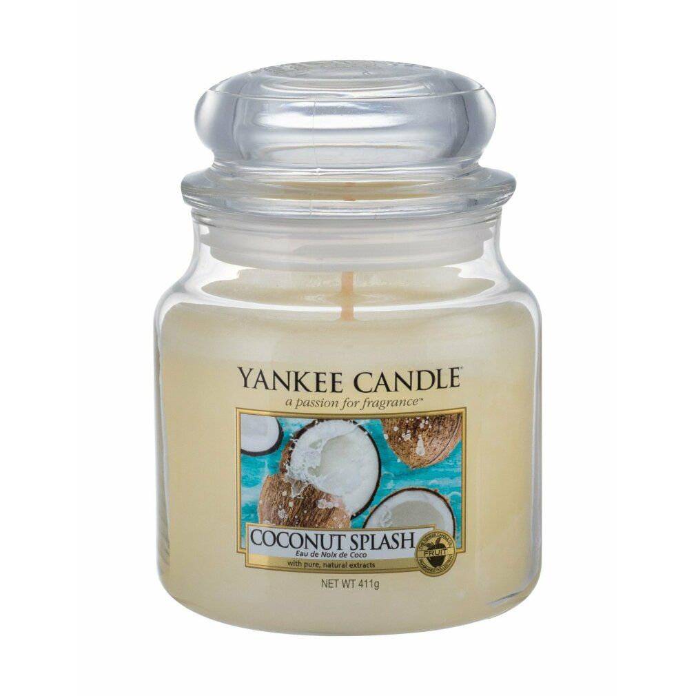 Glasbehälter mit Deckel. Kerze mit gelblicher Farbe. Aufkleber mit Kokosnuss-Motiv und Schriftzug "Yankee Candle Coconut Splash".