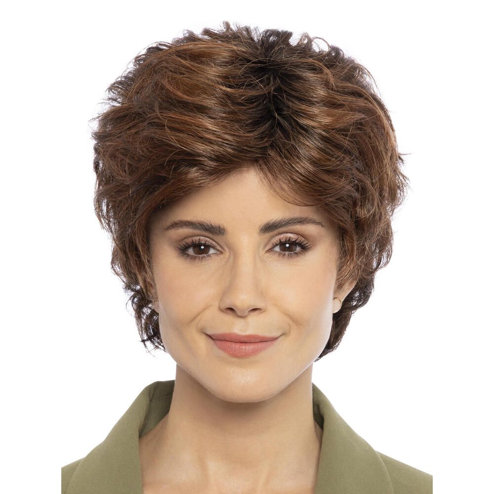 Kurzhaarperücke in Braun mit gewellter Struktur. Frontale Ansicht einer Frau, die die Perücke trägt.