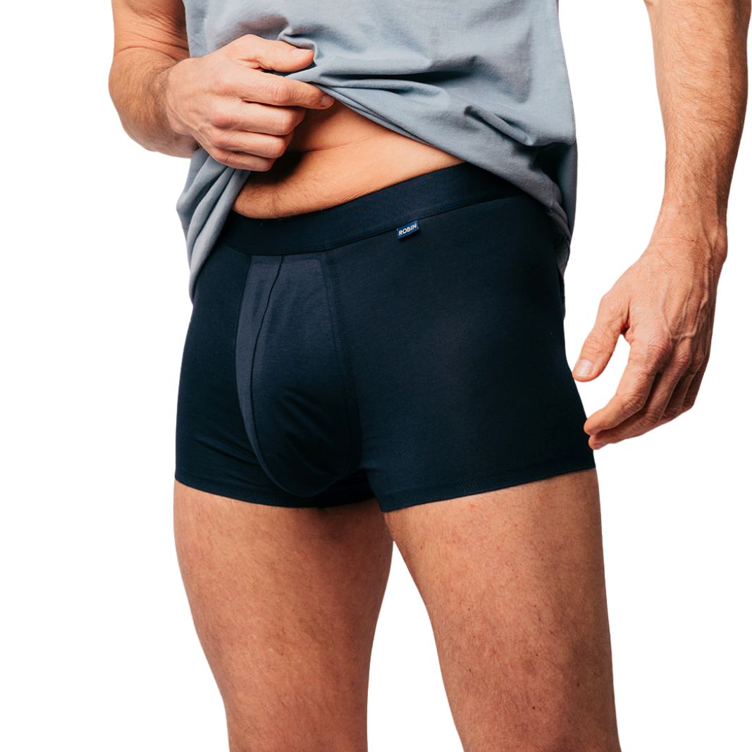 Herren-Boxershorts in Dunkelblau, vorne mit eingenähtem Saugpolster.