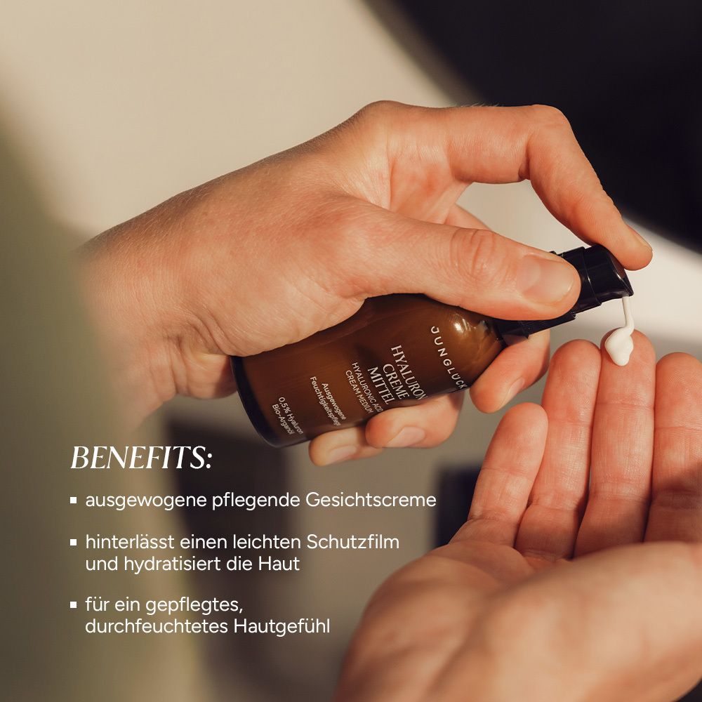Mann drückt Creme aus Spender. Text: Vorteile: Ausgewogene Gesichtspflege, schützender Film, hydratisiert.