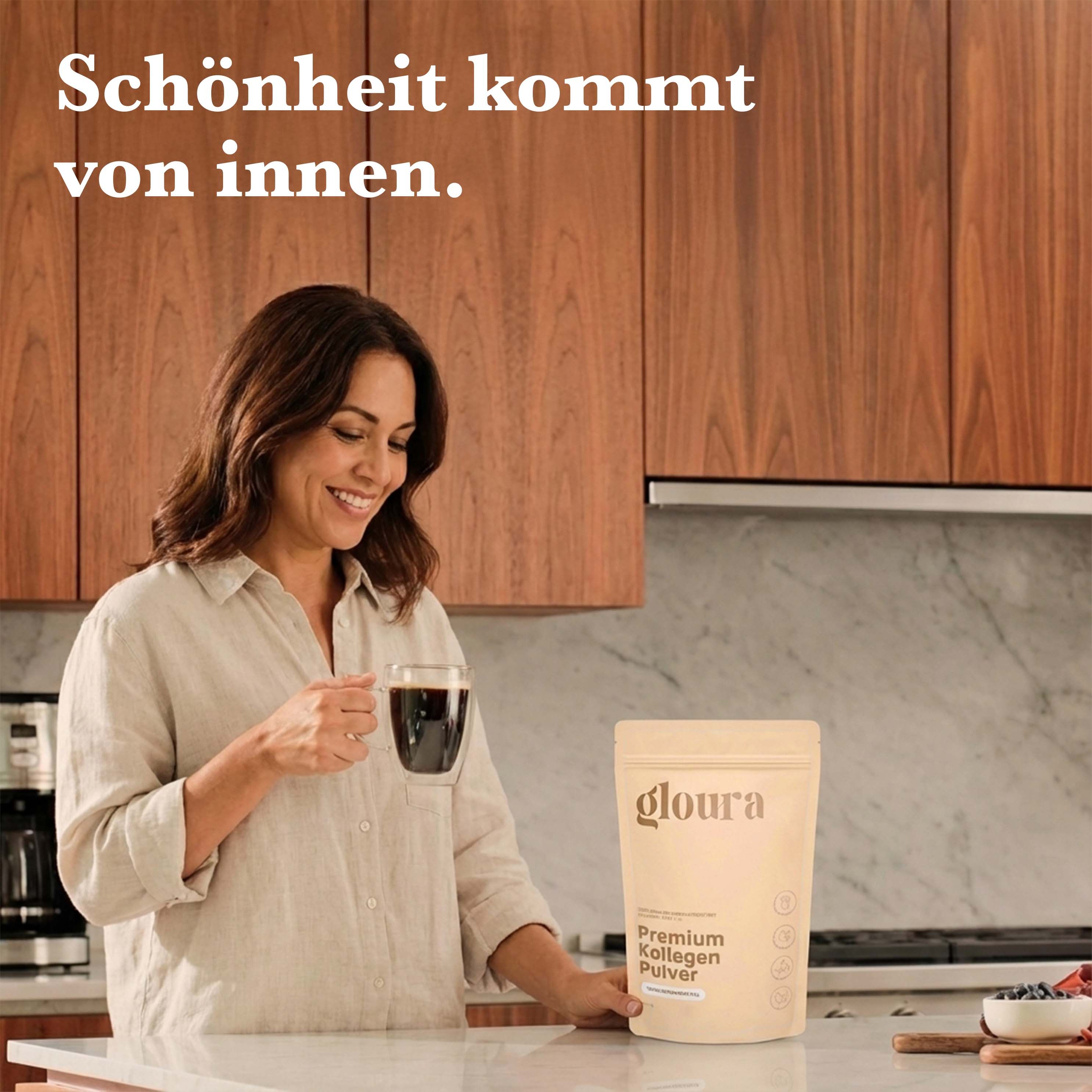 Frau trinkt aus einem Glas. Auf dem Tisch steht eine Packung.