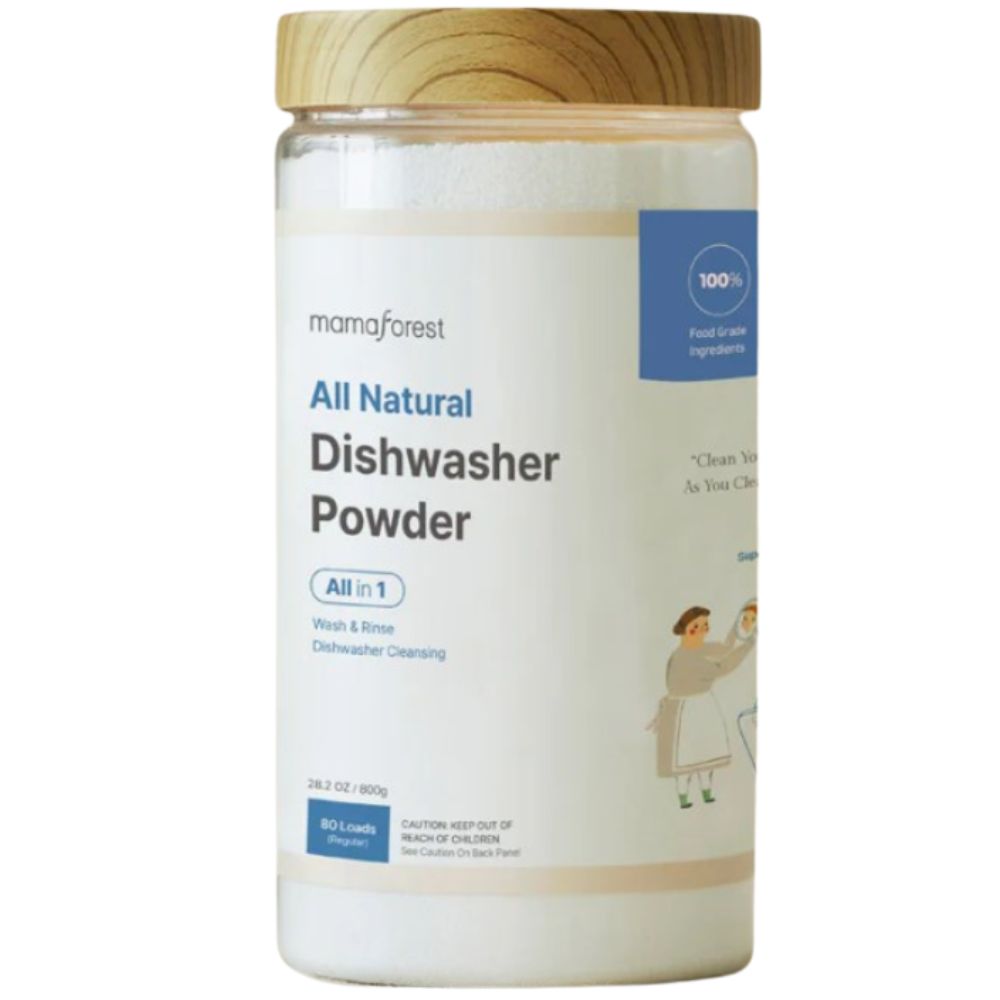 Zylinderförmige Dose mit Holzdeckel. Aufschrift: MAMAFOREST All Natural Dishwasher Powder. Etikett mit Illustration.