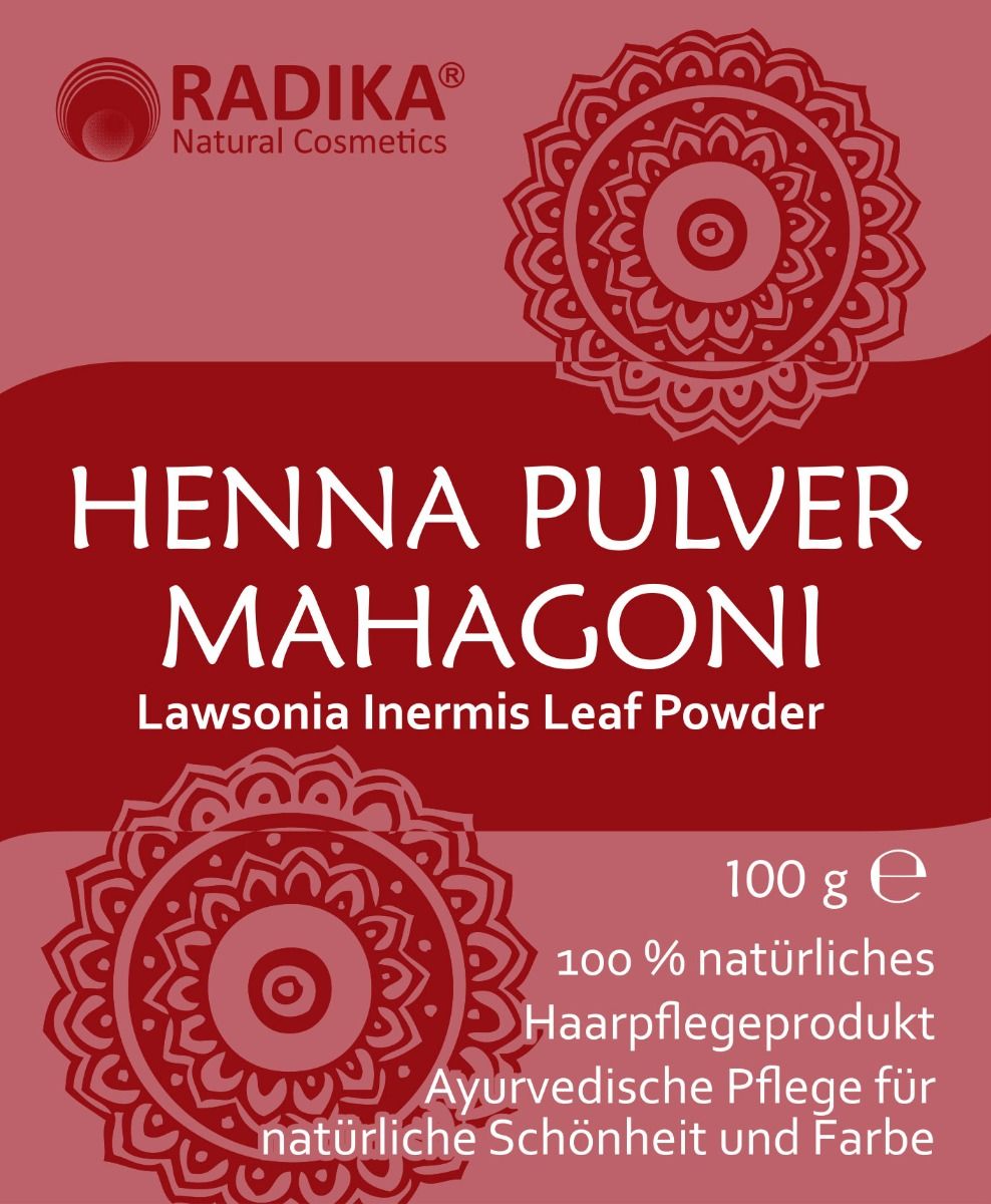Roter Hintergrund mit Henna Pulver Mahagoni Schriftzug. Logo Radika Natural Cosmetics. Text: 100% natürliches Haarprodukt, ayurvedische Pflege.
