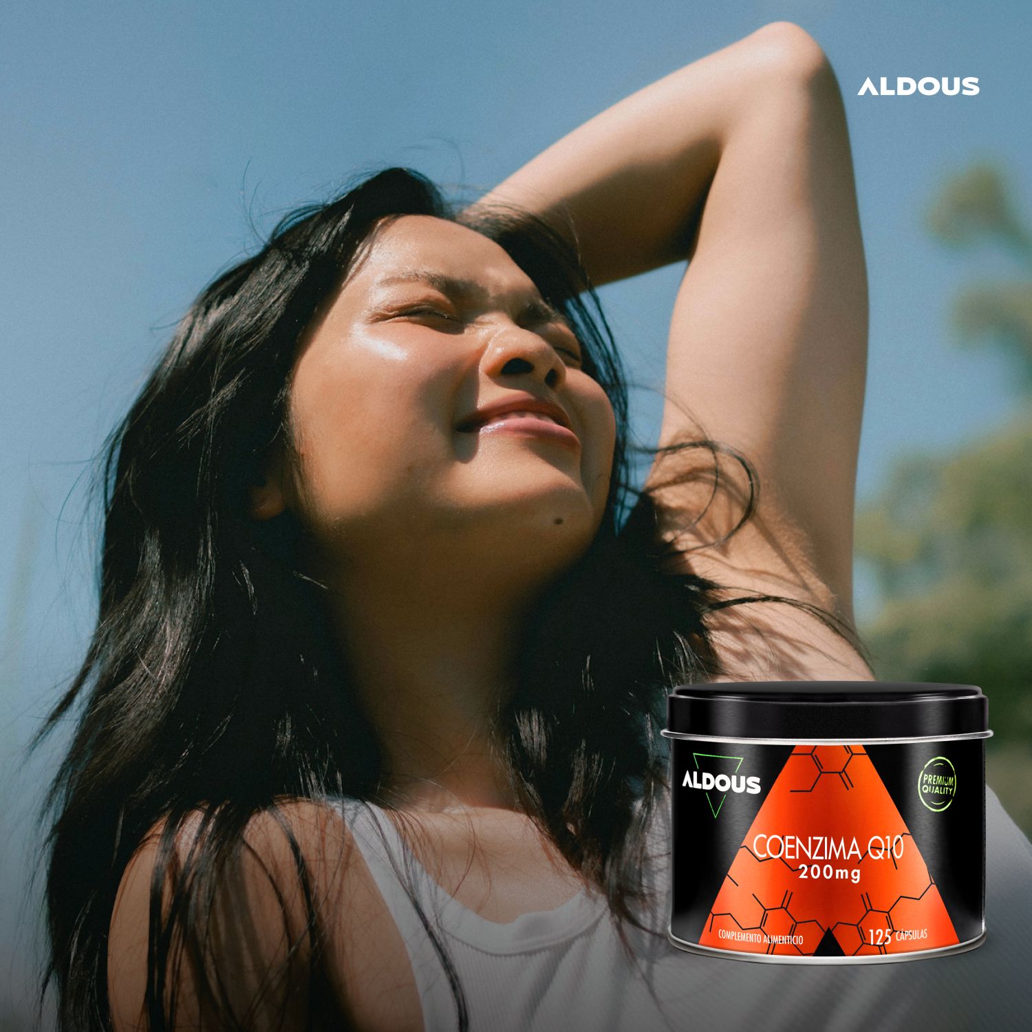 Frau im Freien mit Aldous Coenzima Q10 Dose (200mg). Sonne auf der Haut. Hintergrund mit blauem Himmel.