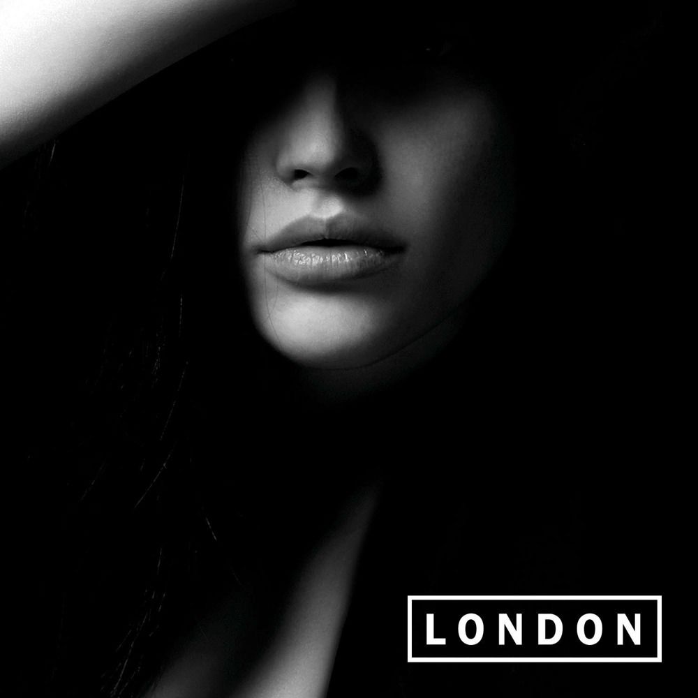 Gesicht einer Frau, teilweise im Schatten. Unterhalb des Gesichts steht in einem weißen Rechteck „LONDON“.