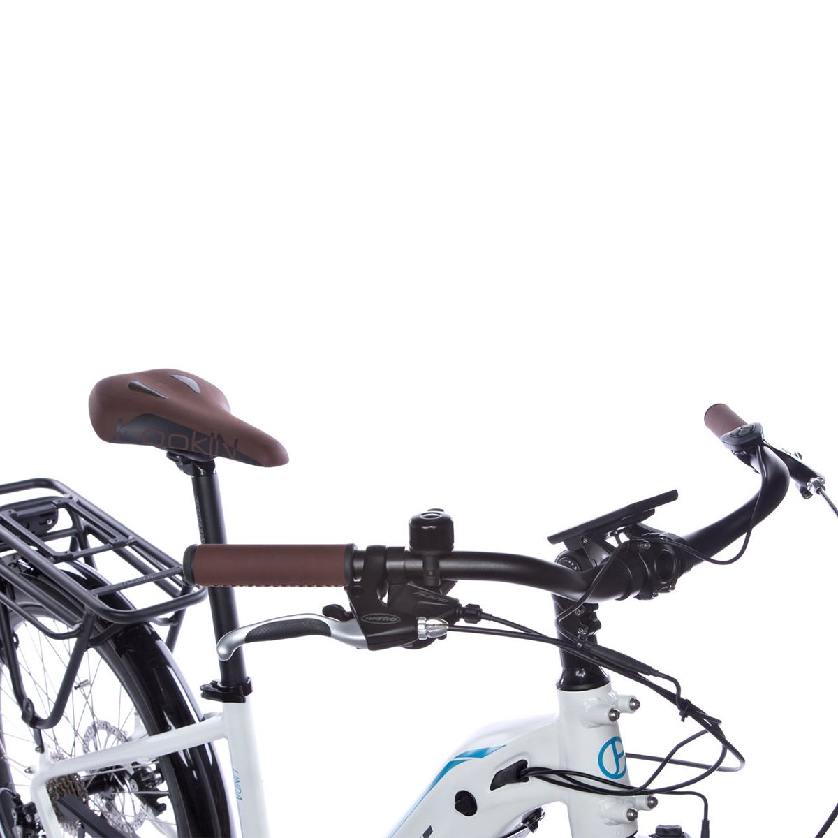 Nahaufnahme des Lenkers eines weißen E-Bikes. Braune Lenkergriffe, brauner Sattel. Schwarze Details.