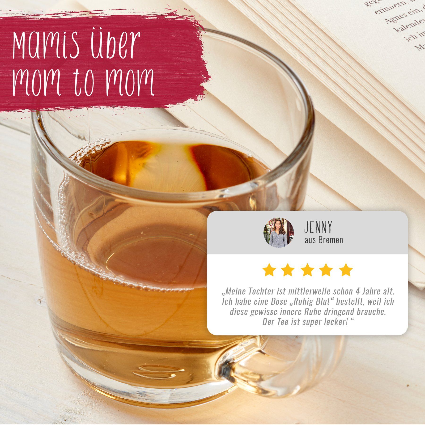Glas mit Tee, daneben ein offenes Buch. Aufschrift: Mamis über mom to mom. Zitat einer Kundin über den Tee.