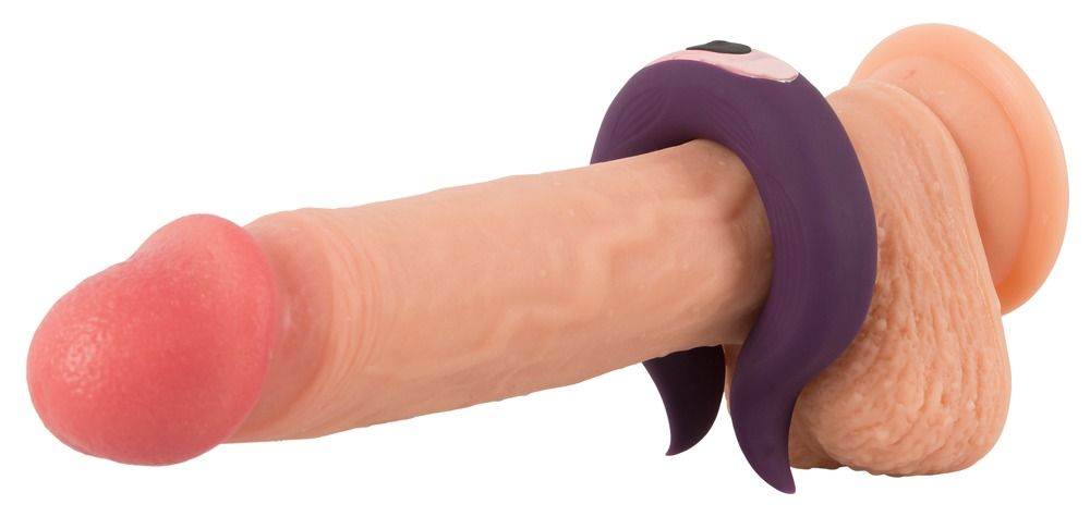 Lila Ring um einen Penis gelegt. Für intime Zwecke. Produkt aus Silikon.