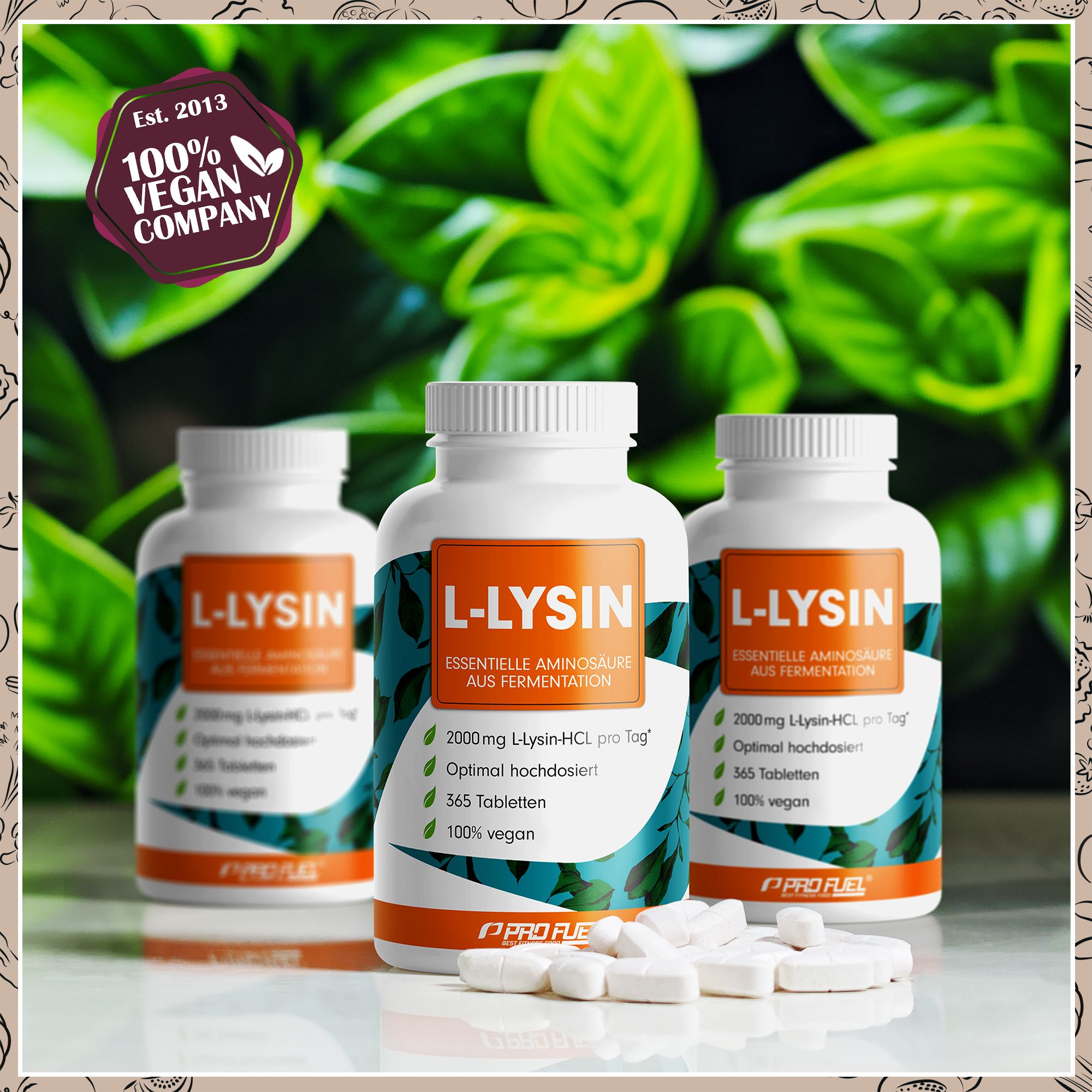 Drei weiße Flaschen mit L-Lysin Tabletten. Text: 2000 mg L-Lysin HCL pro Tag, 365 Tabletten, 100% vegan. Tabletten liegen daneben.